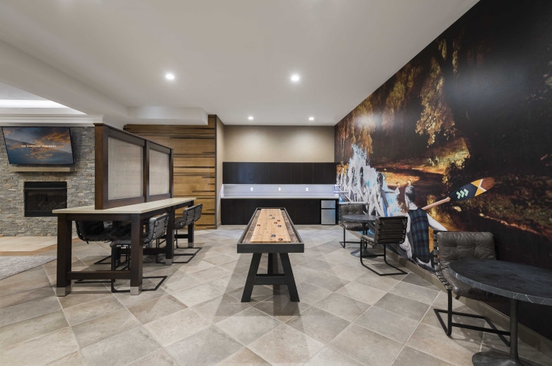 Lounge with table games