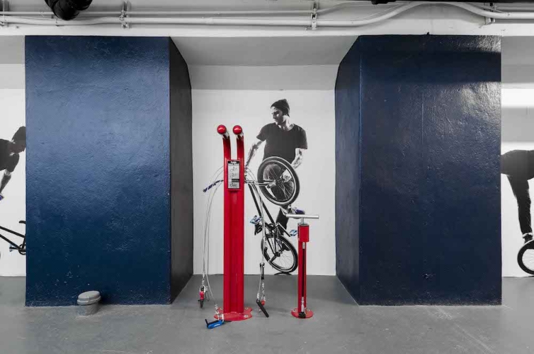 Bike pump station