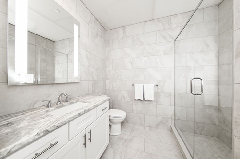 Modern tiled bathroom with granite counters