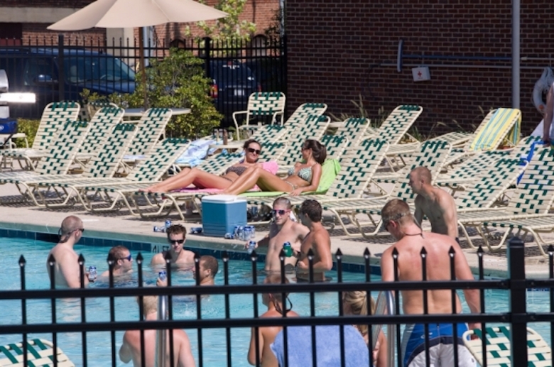 Sunbathing area next to the pool 