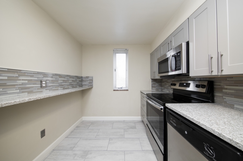 Stainless steel appliances and granite breakfast bar