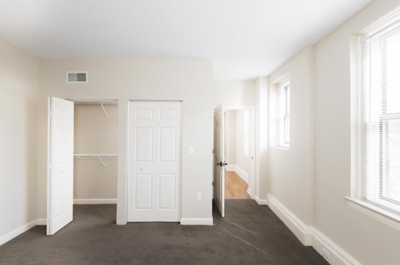 Bedroom with wall to wall carpeting