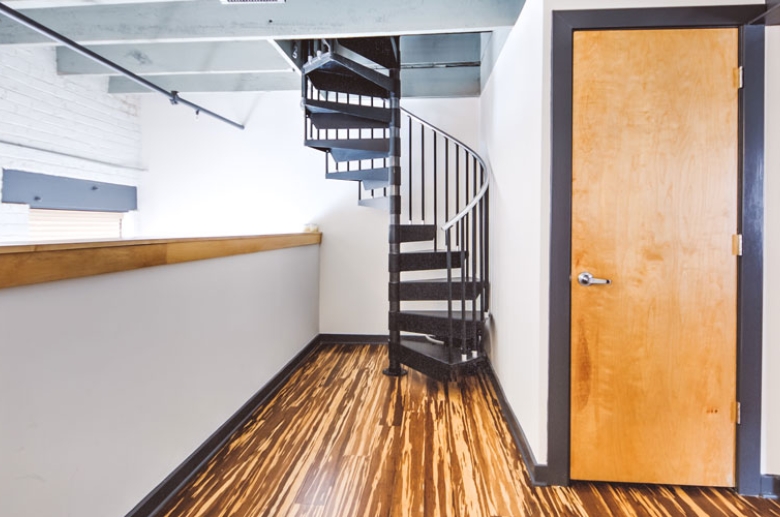 Spiral staircase in bi-level unit