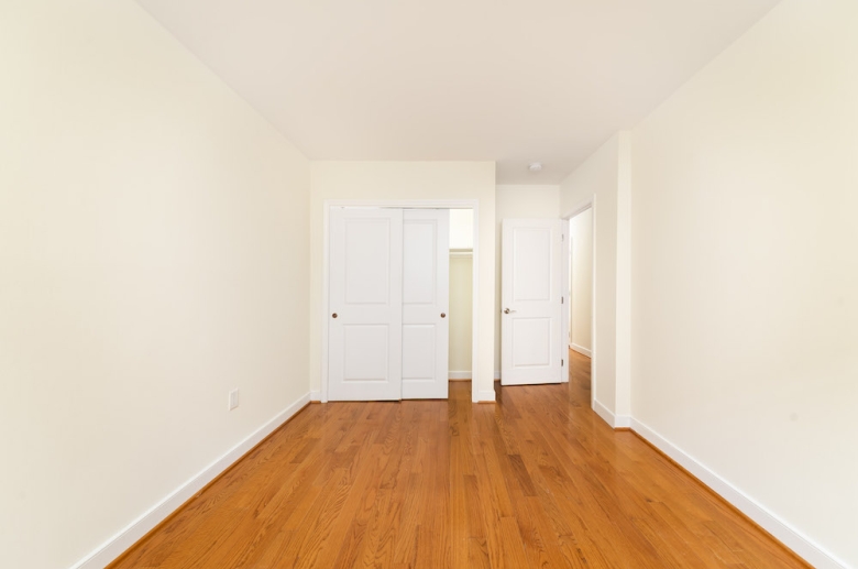 Hardwood floor bedrooms at 1634-38 Lombard Street