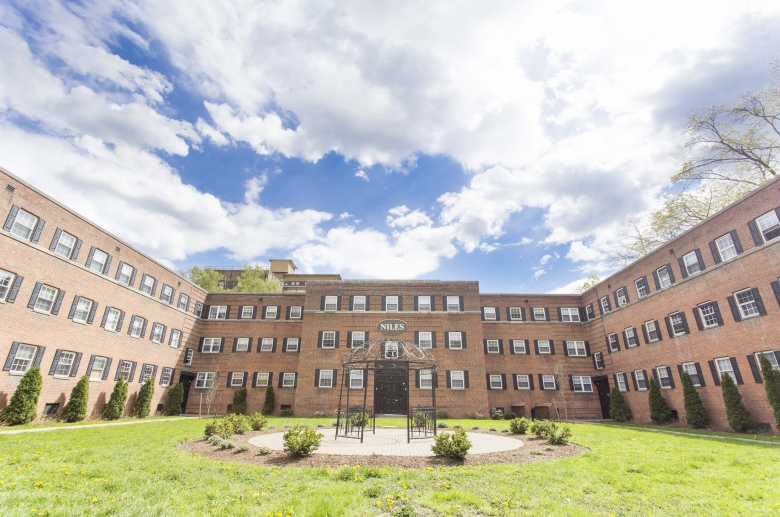 41 Niles exterior