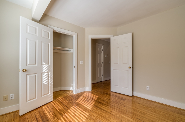 Luminous bedroom with closet